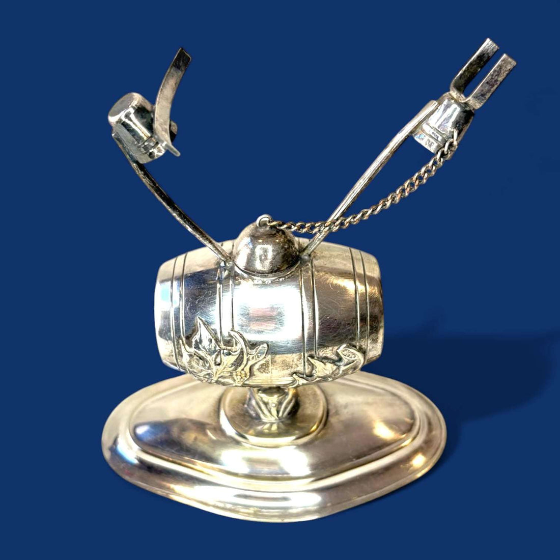 Este Calienta Copas antiguo de metal plateado es una pieza tan curiosa como elegante, pensada originalmente para templar la copa y favorecer un servicio más refinado de licores como brandy o coñac, una función asociada históricamente a este tipo de accesorios de mesa y bar. 