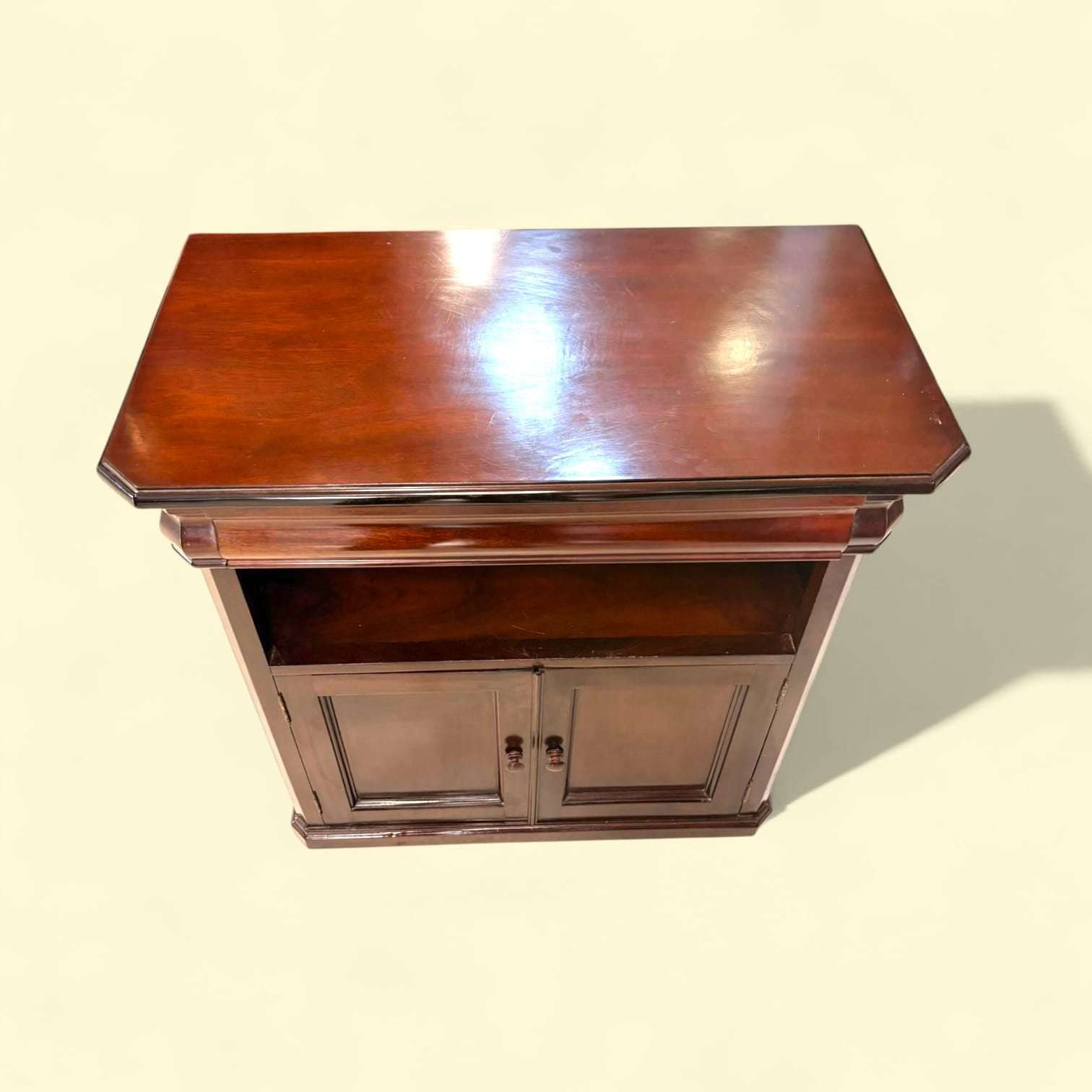 Por su proporción compacta y su presencia sobria, también puede utilizarse como mueble auxiliar en recibidor, despacho o rincón de apoyo en un salón clásico.
