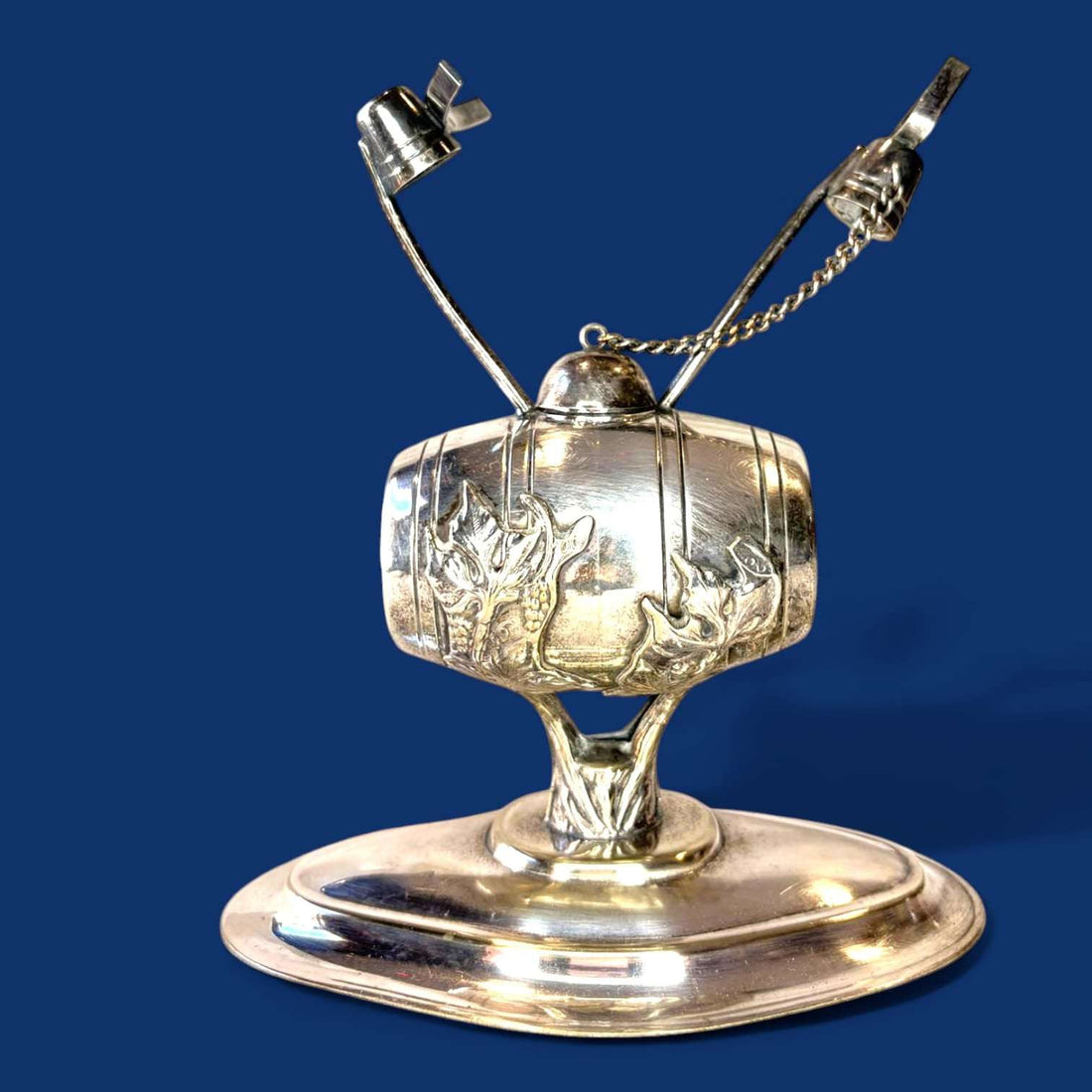 Este Calienta Copas antiguo de metal plateado es una pieza tan curiosa como elegante, pensada originalmente para templar la copa y favorecer un servicio más refinado de licores como brandy o coñac, una función asociada históricamente a este tipo de accesorios de mesa y bar. 