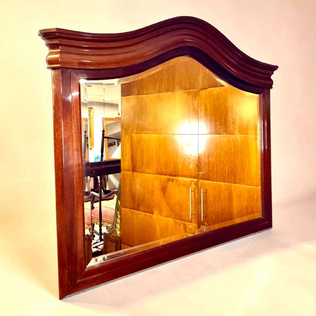 El marco en caoba presenta un tono cálido, profundo y uniforme, con acabado pulido que resalta la veta natural de la madera.