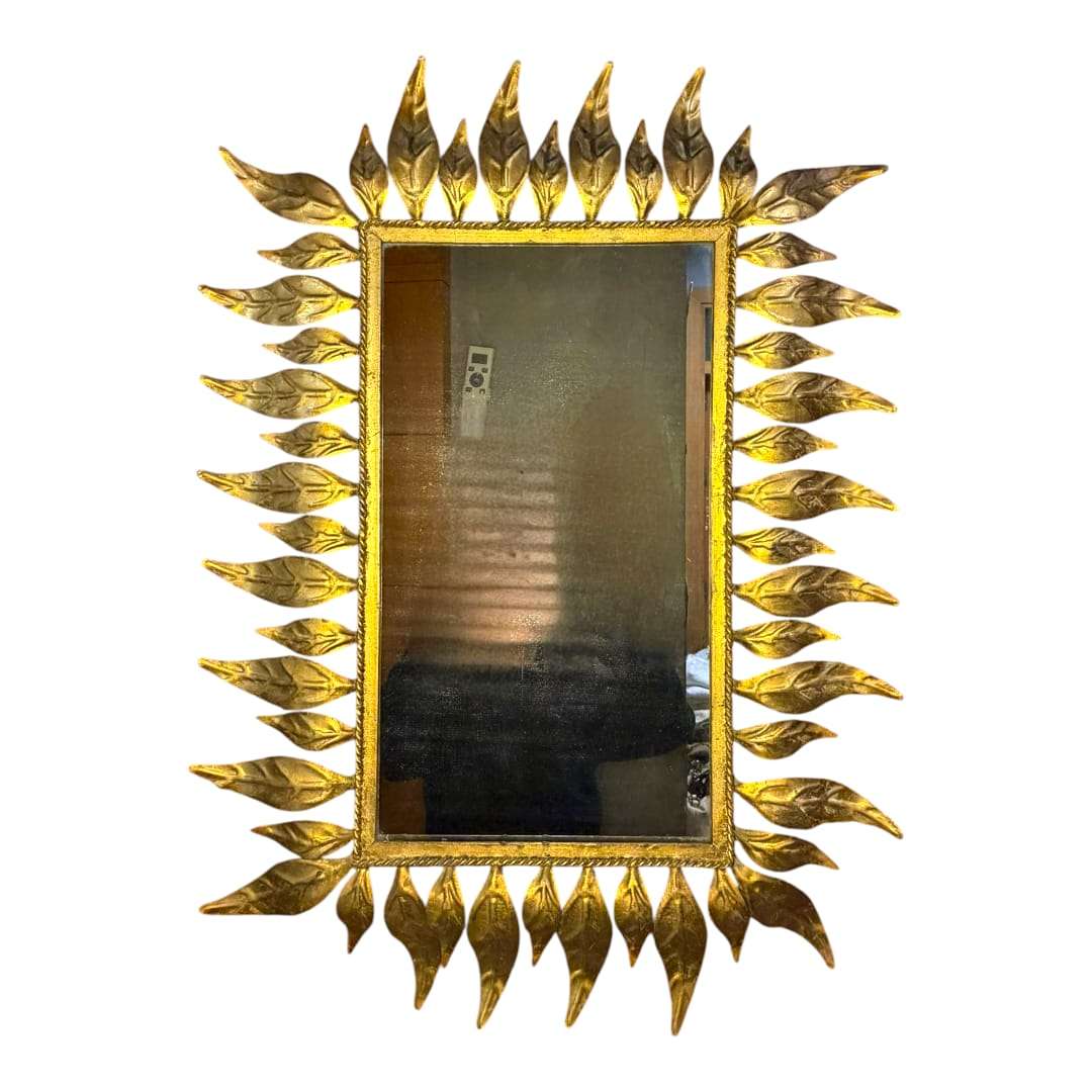 Este Espejo antiguo de metal destaca por su impactante diseño decorativo inspirado en formas de hojas, una estética elegante y poco común que lo convierte en una pieza difícil de encontrar hoy en día. 