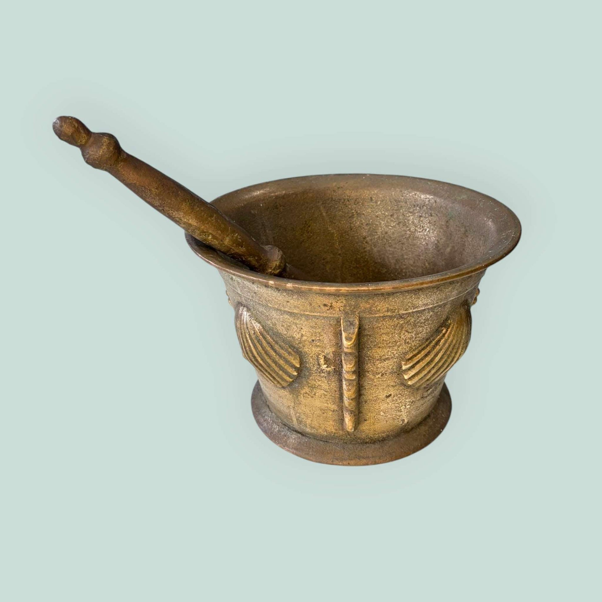 En las fotografías se aprecia un diseño de inspiración clásica y popular, con copa acampanada, interior profundo, base circular estable y una decoración exterior marcada por relieves en forma de concha o venera y nervaduras verticales laterales que aportan ritmo y relieve. 