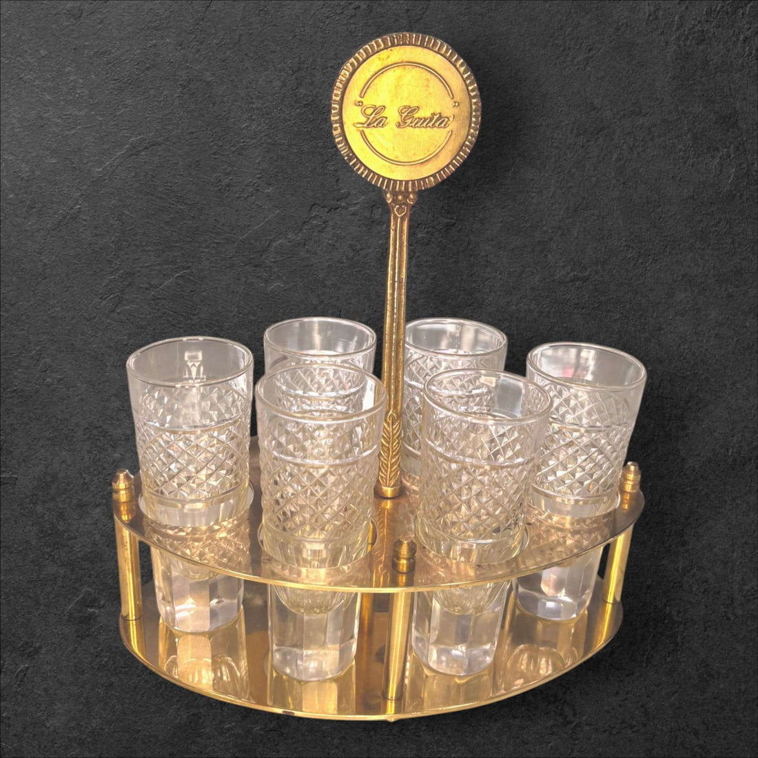 Este Cañero antiguo reúne elegancia, funcionalidad y ese encanto especial que solo ofrecen las piezas de mesa con personalidad propia. 