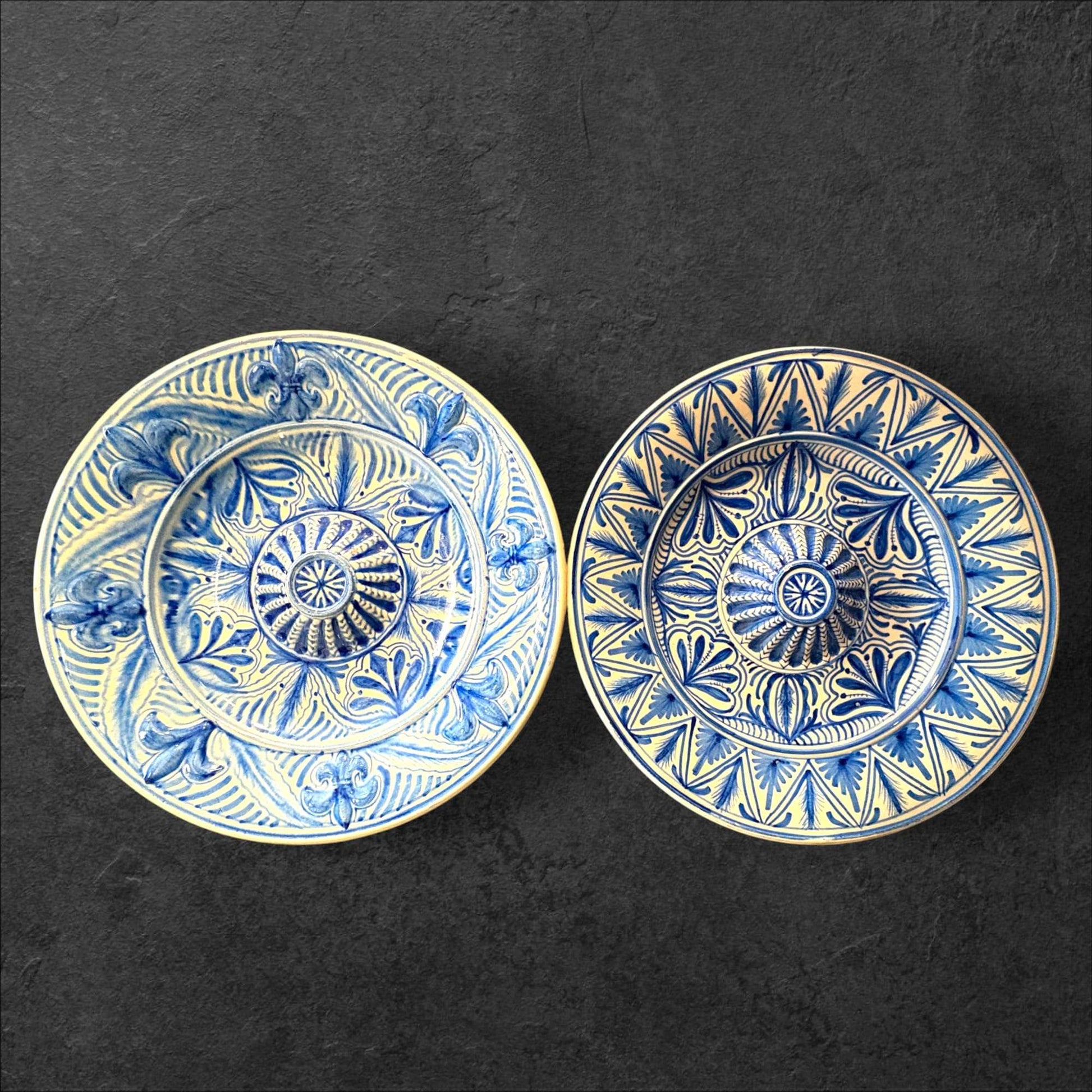 Platos decorativos de cerámica pintados a mano en azul y blanco, inspiración andalusí, ideales para pared o colección