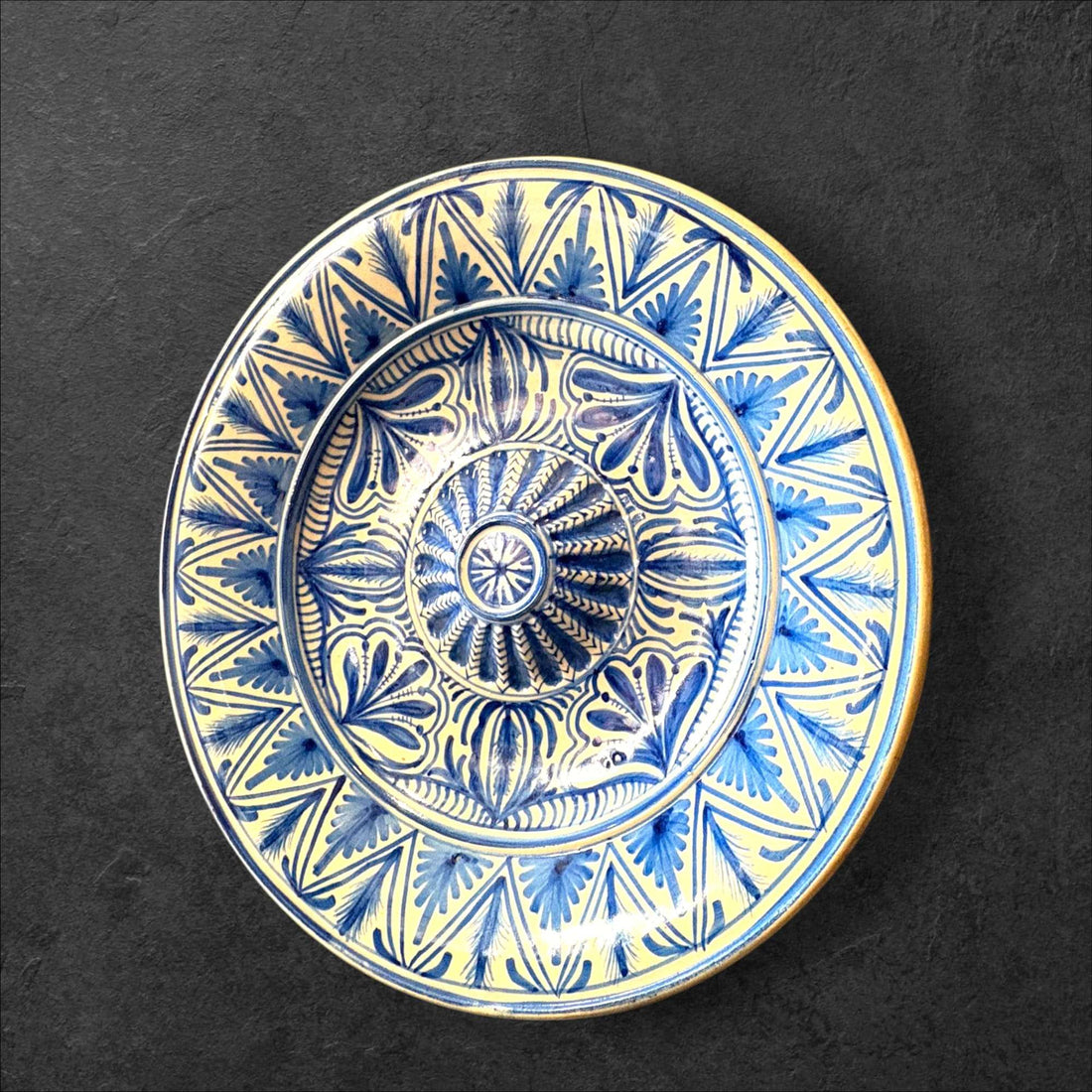 Platos decorativos de cerámica pintados a mano en azul y blanco, inspiración andalusí, ideales para pared o colección