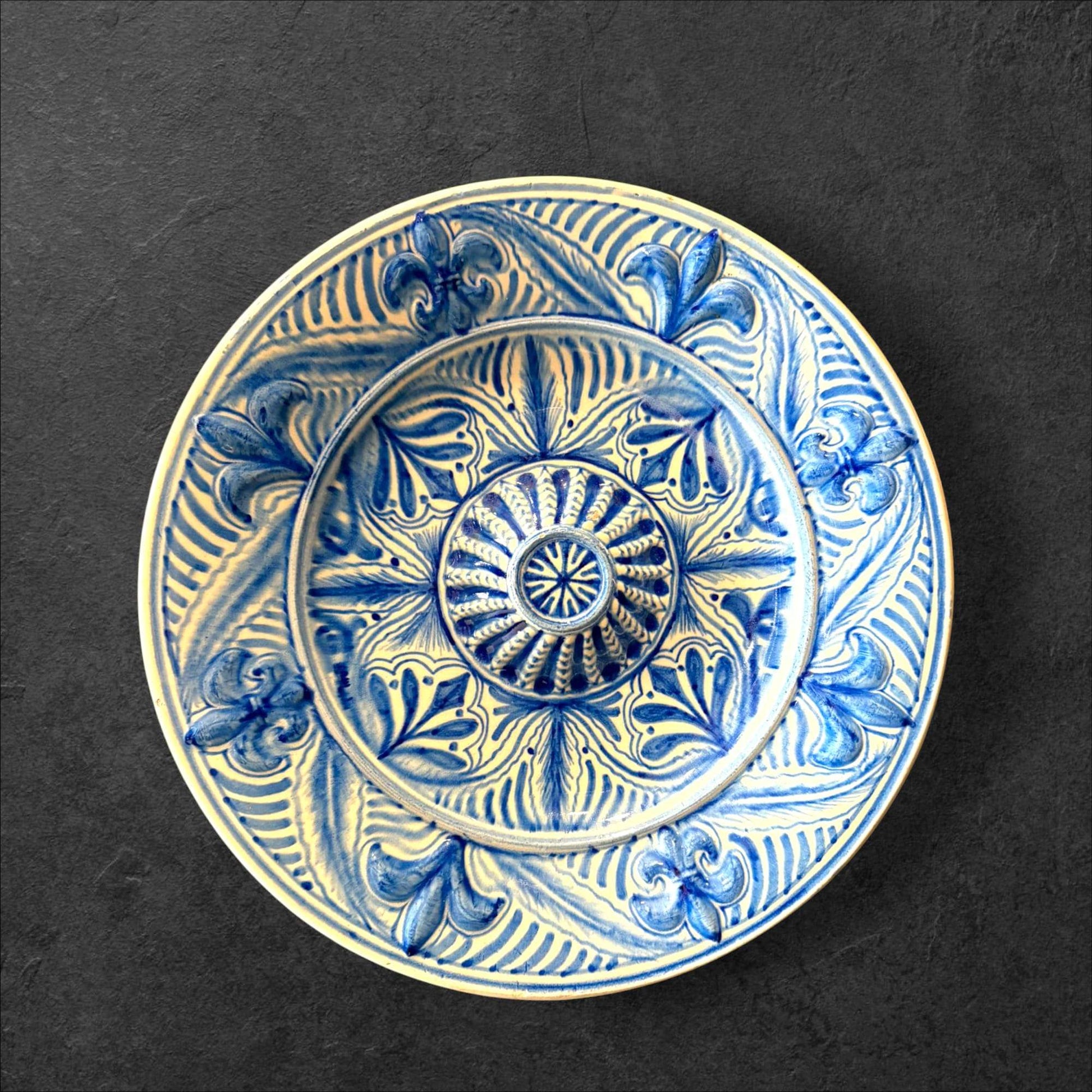 Platos decorativos de cerámica pintados a mano en azul y blanco, con diseño andalusí para pared o colección