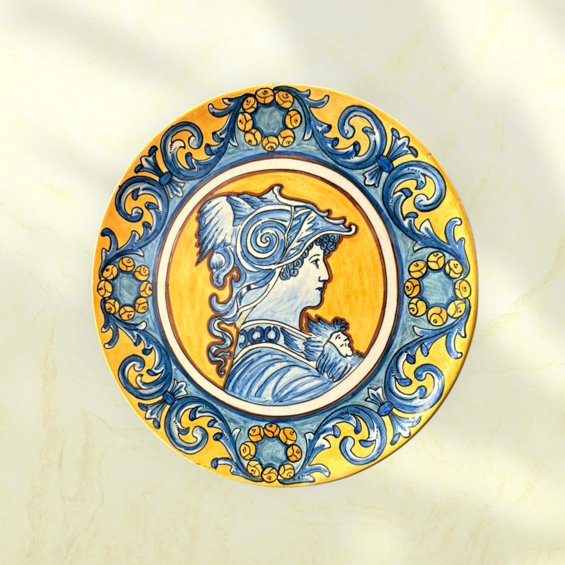 Platos renacentistas de cerámica pintados a mano con retratos de perfil y decoración ornamental