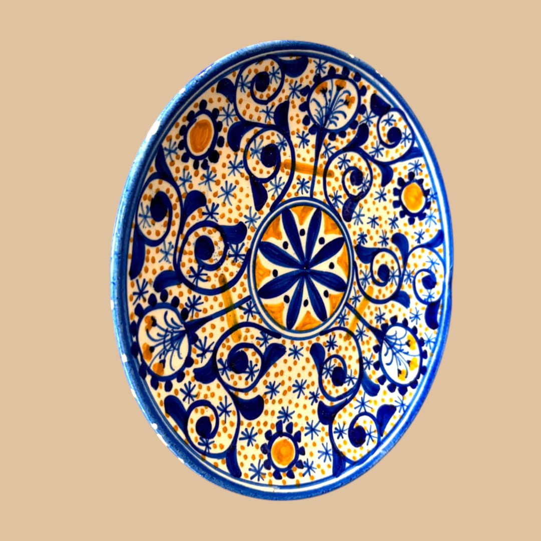  El perfil ligeramente curvado, la viveza del esmalte y la intensidad del azul recuerdan ese lenguaje ornamental tan propio de la cerámica siciliana decorativa. 