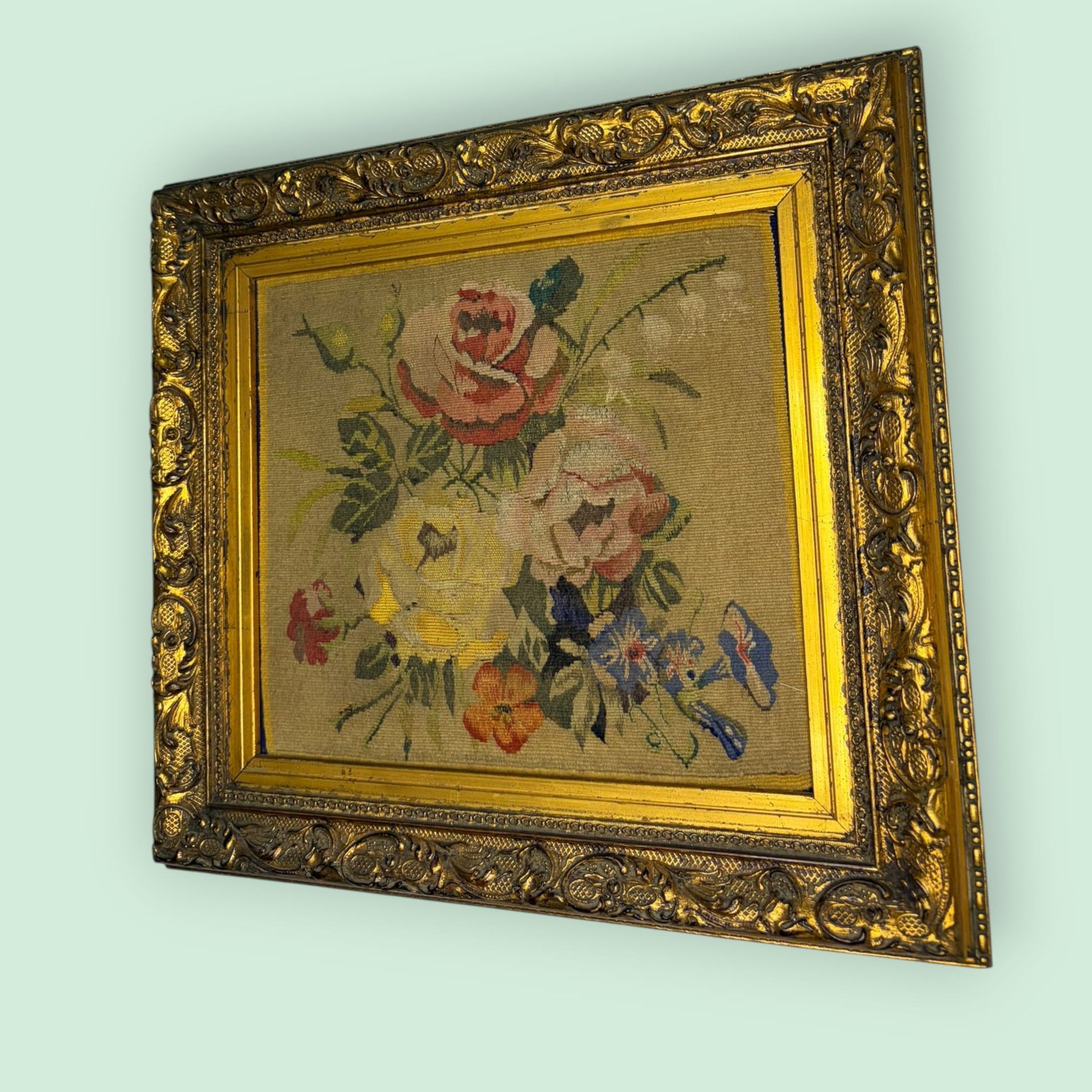 Se trata de una obra decorativa que, originalmente, tenía una función ornamental en interiores refinados, aportando color y vida a estancias principales. 