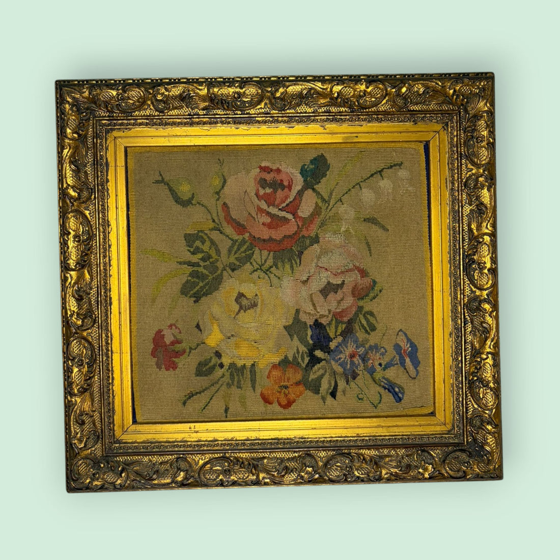 Se trata de una obra decorativa que, originalmente, tenía una función ornamental en interiores refinados, aportando color y vida a estancias principales. 