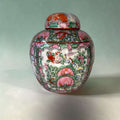 Este Tibor de porcelana asiática es una pieza decorativa de pequeño formato y gran riqueza visual, ideal para quienes buscan objetos con encanto oriental, color y finura ornamental. 