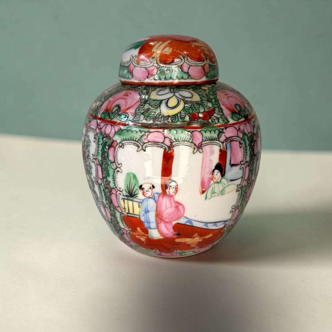 En el ámbito de las artes decorativas, el tibor se entiende como un recipiente de función principalmente ornamental, habitualmente con tapa y cuerpo decorado, muy apreciado en interiores elegantes y vitrinas de colecc