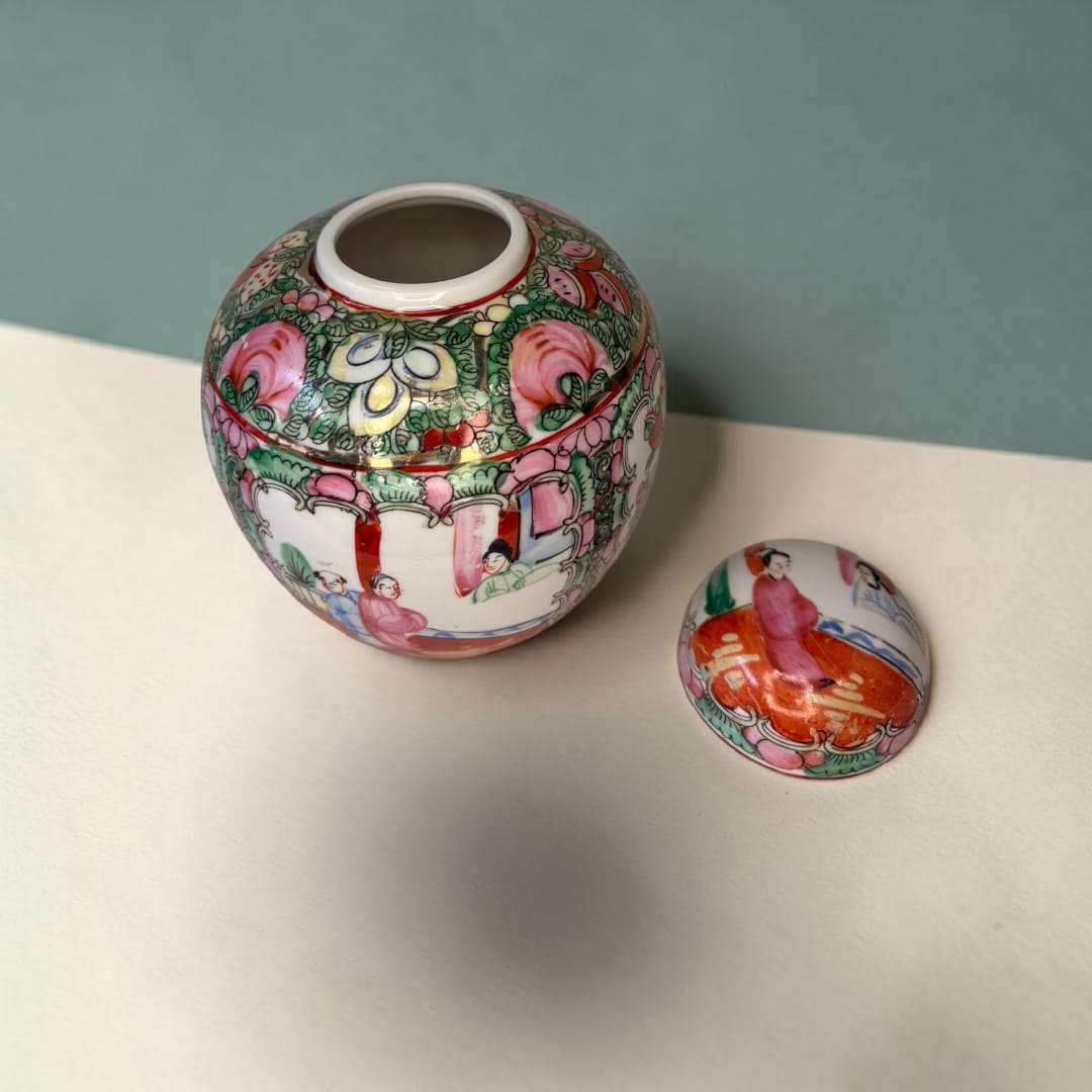 Este Tibor de porcelana asiática es una pieza decorativa de pequeño formato y gran riqueza visual, ideal para quienes buscan objetos con encanto oriental, color y finura ornamental. 