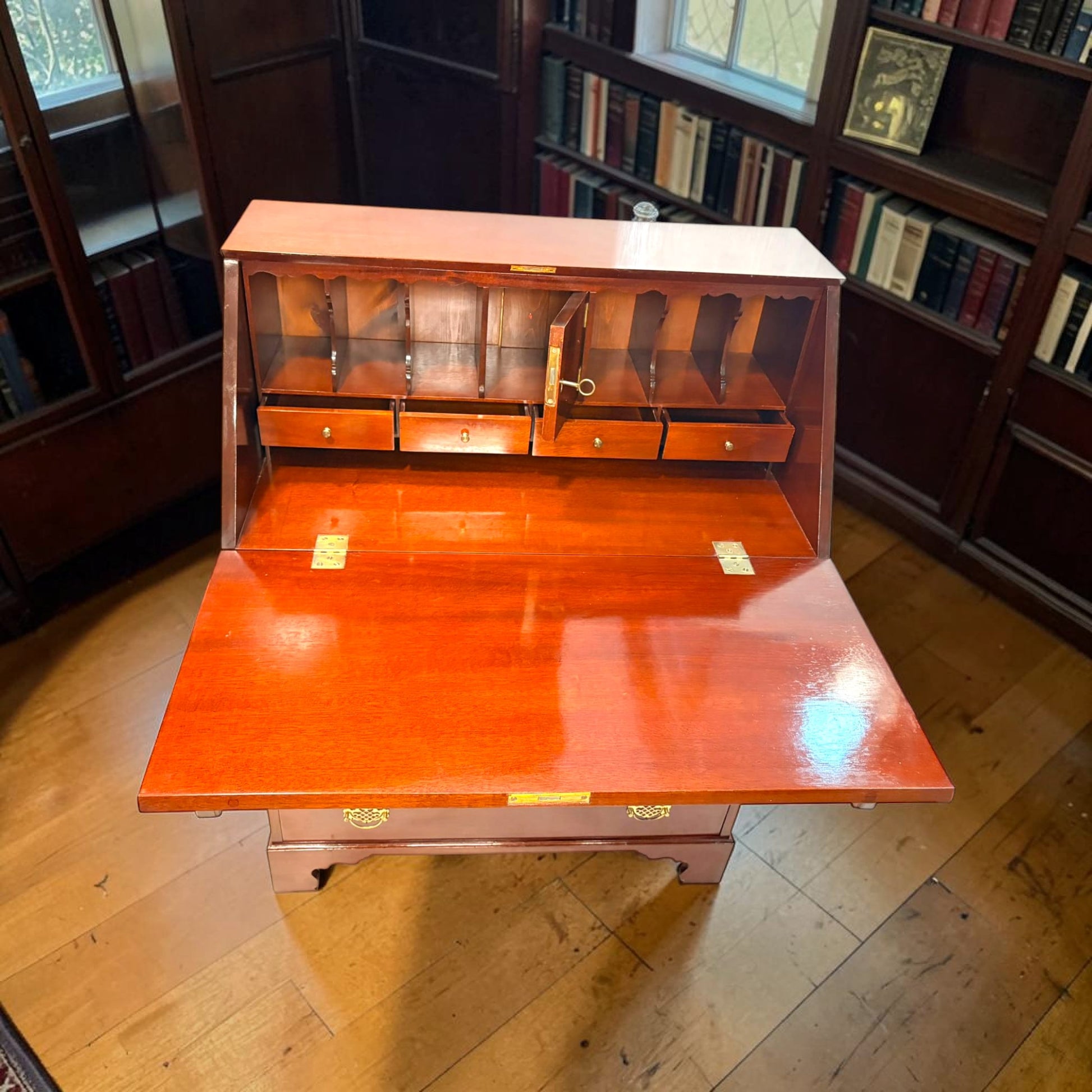 En su interior encontramos cuatro cajones pequeños dispuestos de forma simétrica, acompañados de un espacio central abierto, ideal para organizar objetos con orden y estética.

