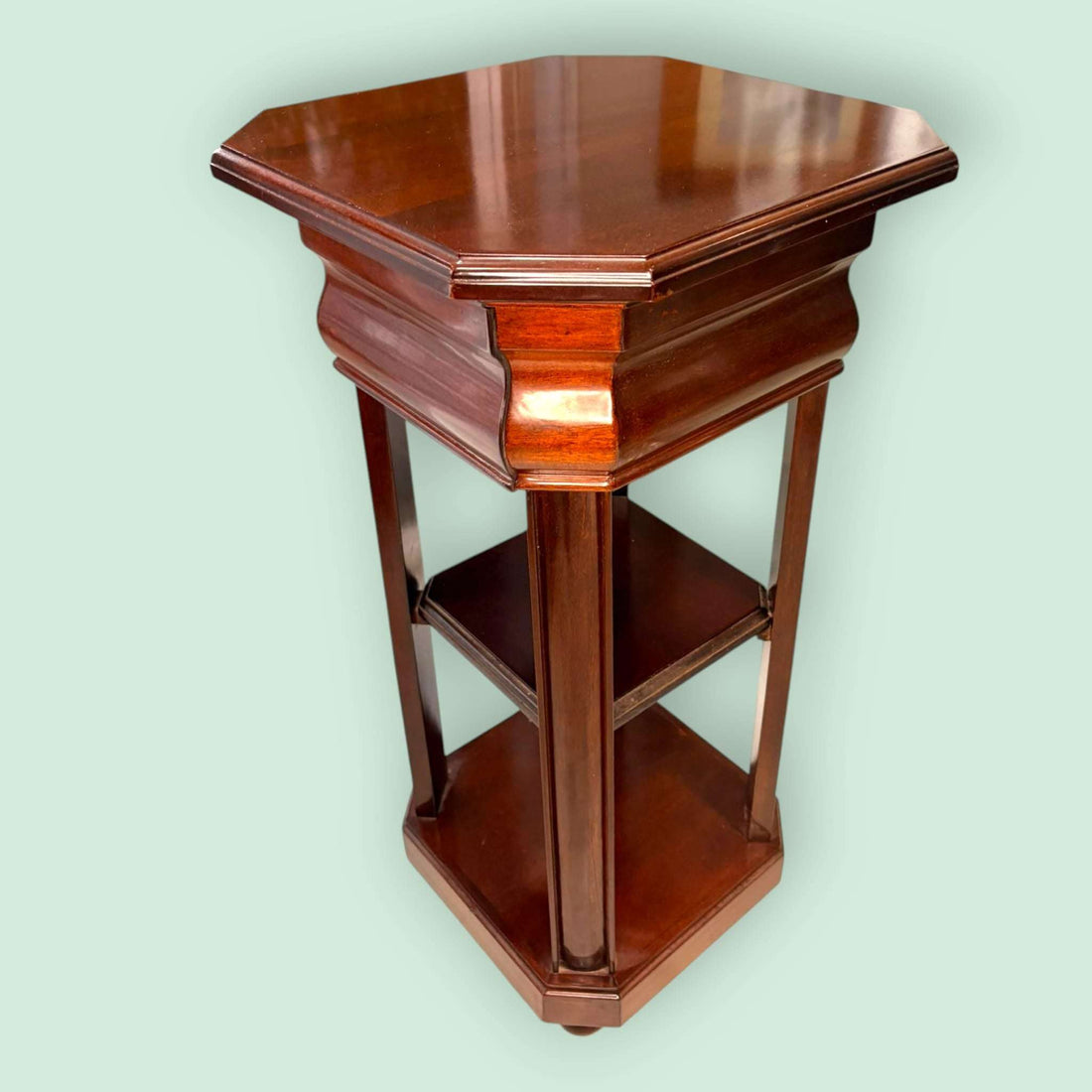 Esta Mesa telefonera antigua de caoba es una pieza auxiliar creada originalmente para colocar el teléfono fijo de la casa y tener a mano una libreta, agenda o pequeños objetos de uso diario. 