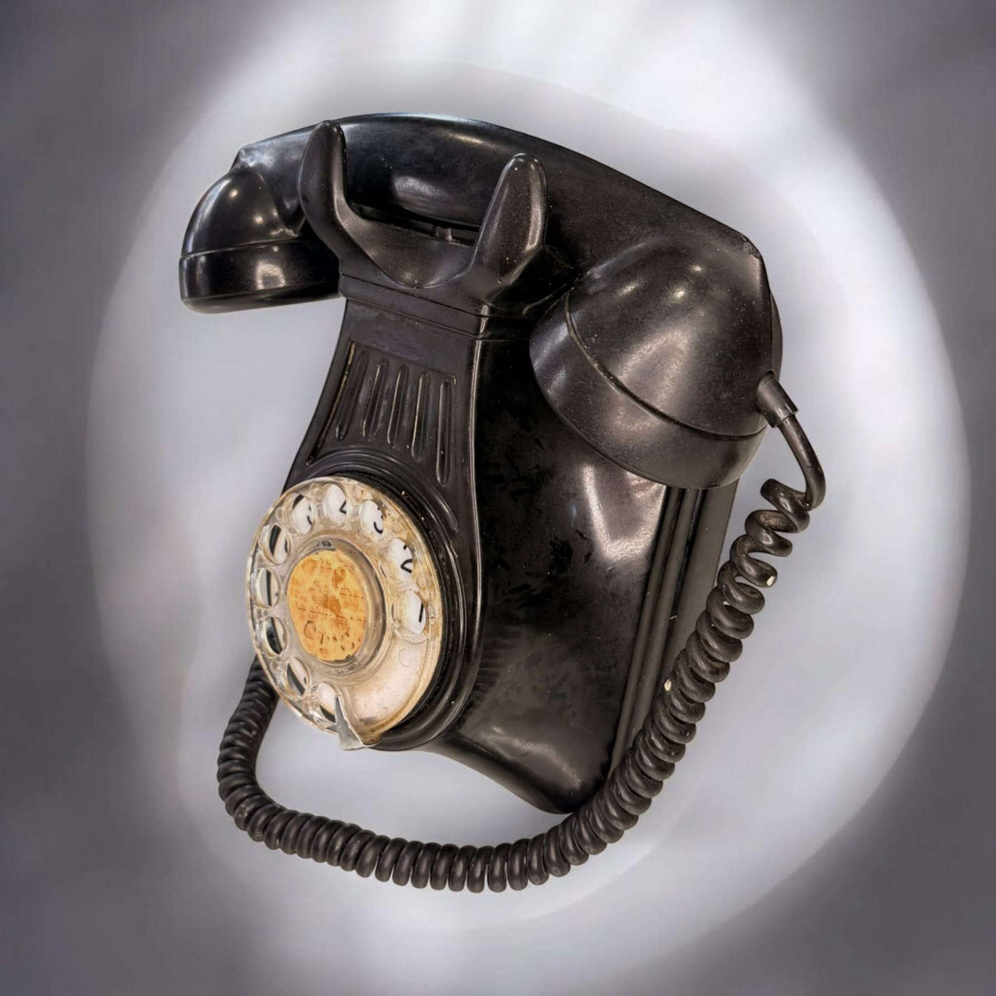  En España, durante los años cincuenta, la expansión de la red telefónica fue muy notable y modelos relacionados con la CTNE y fabricantes vinculados a Standard Eléctrica formaron parte del paisaje cotidiano de muchas casas y oficinas.