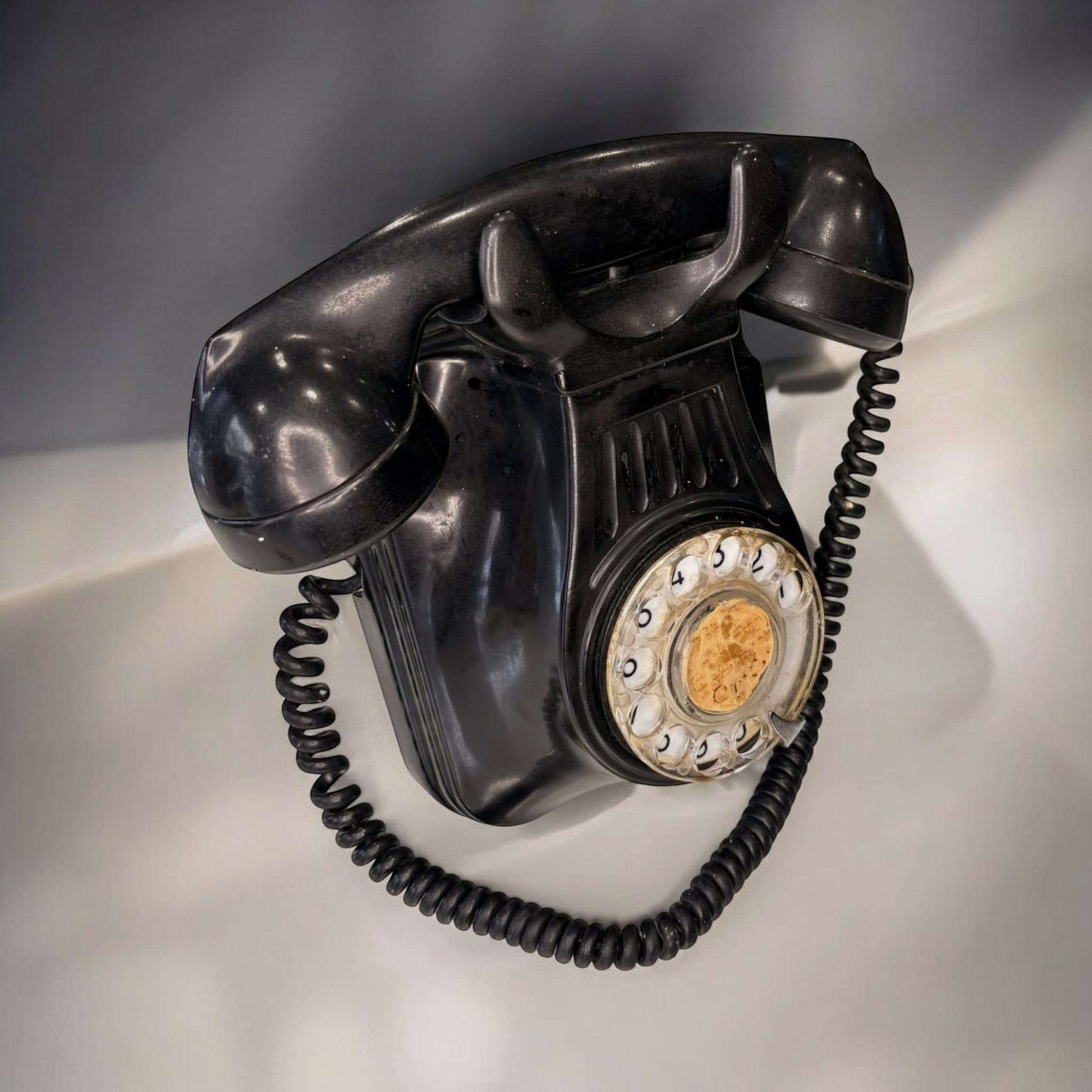 Si quieres incorporar a tu hogar o negocio una antigüedad tecnológica con carácter, este teléfono reúne diseño, nostalgia y exclusividad en una sola pieza.