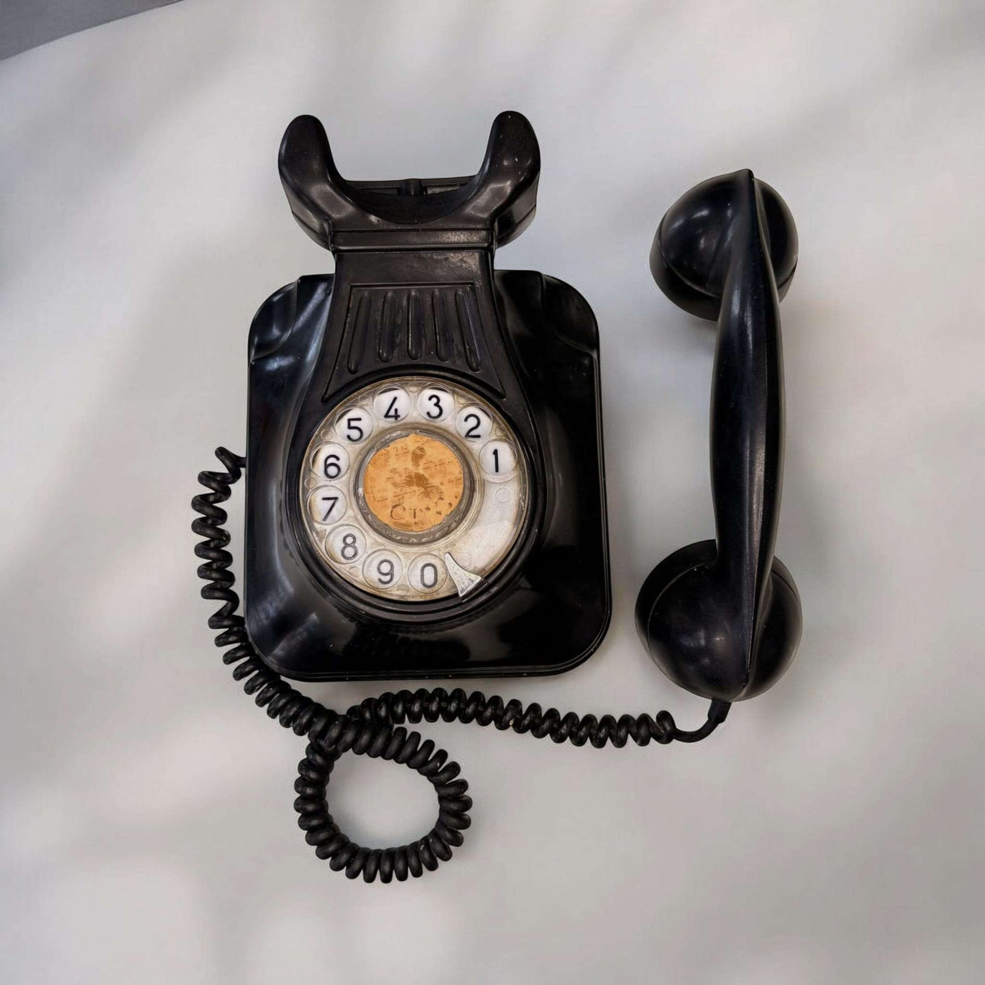 Este teléfono responde a la tipología de sobremesa que se popularizó tras los primeros modelos de pared, dentro de la evolución de la telefonía doméstica antigua.