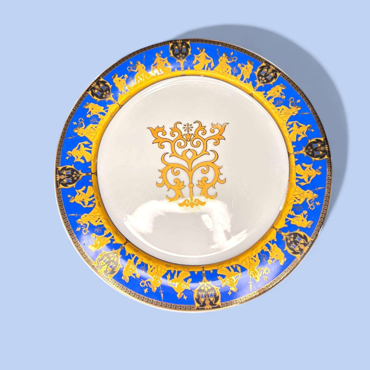 Sopera de porcelana decorada azul y oro con plato a juego