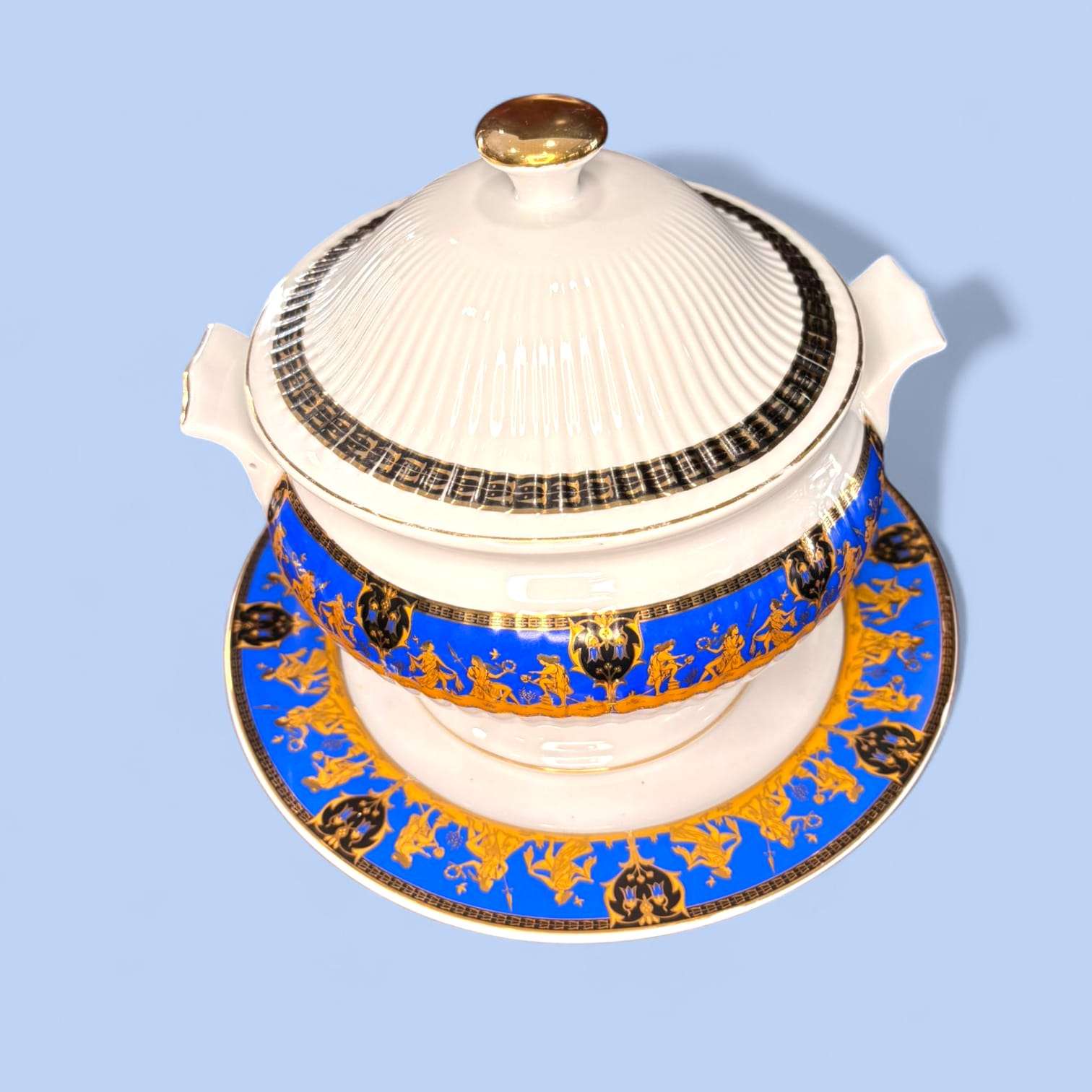 Sopera de porcelana con plato decorado azul y oro