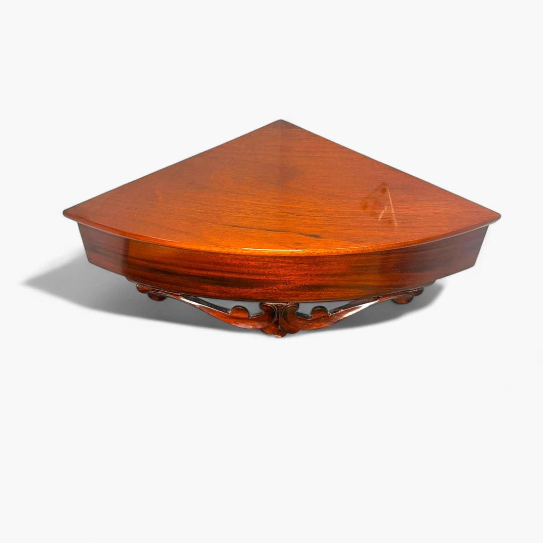 Esta Esquinera de caoba es una pieza pensada para sacar partido a los rincones del hogar, transformando espacios olvidados en puntos decorativos con carácter. 