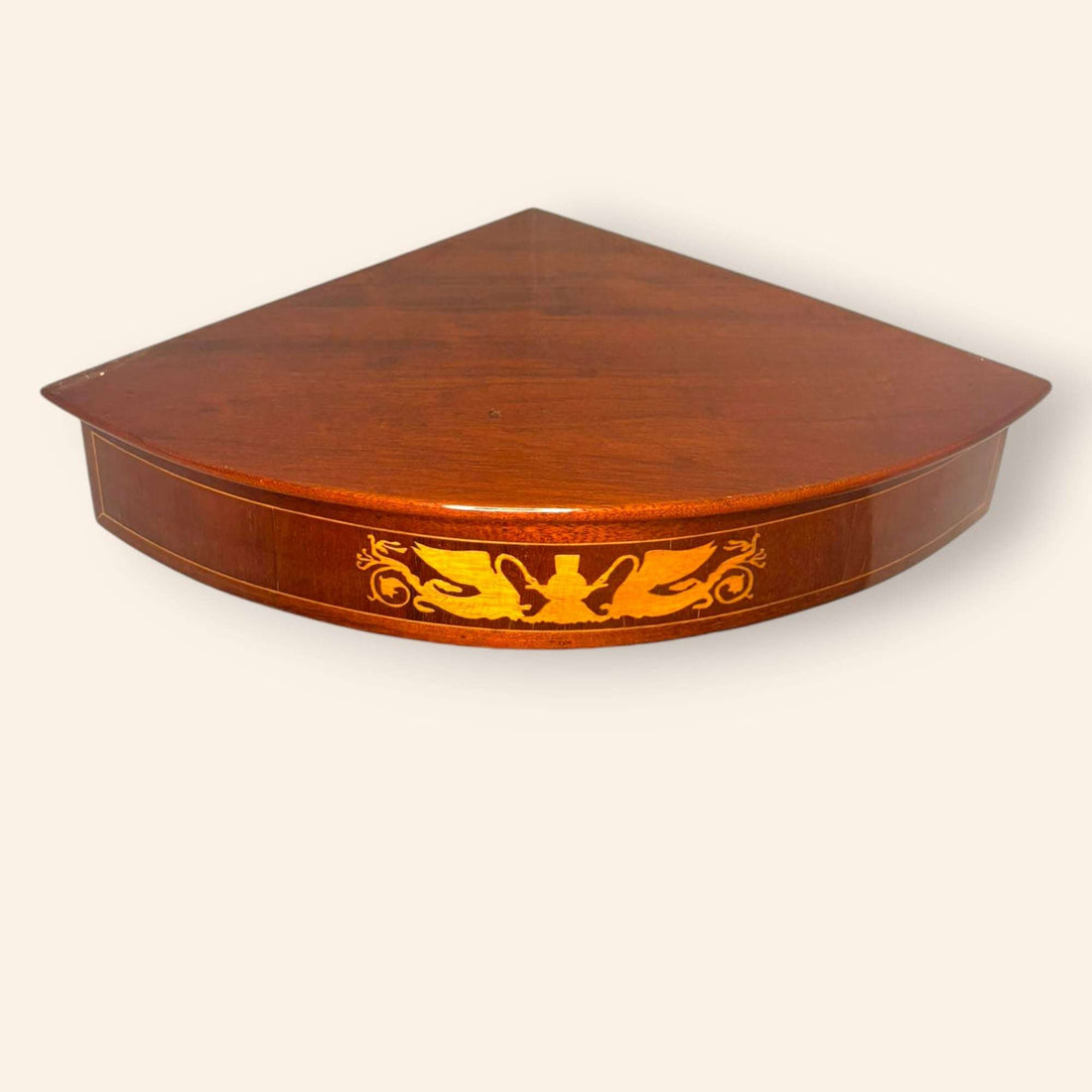 Esta Esquinera de caoba con taracea es una pieza decorativa que transforma cualquier rincón en un punto de atención lleno de distinción. 