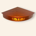 Originalmente concebida como soporte auxiliar para colocar objetos decorativos o religiosos, hoy sigue cumpliendo esa función con un valor añadido: su carácter artístico y ornamental.