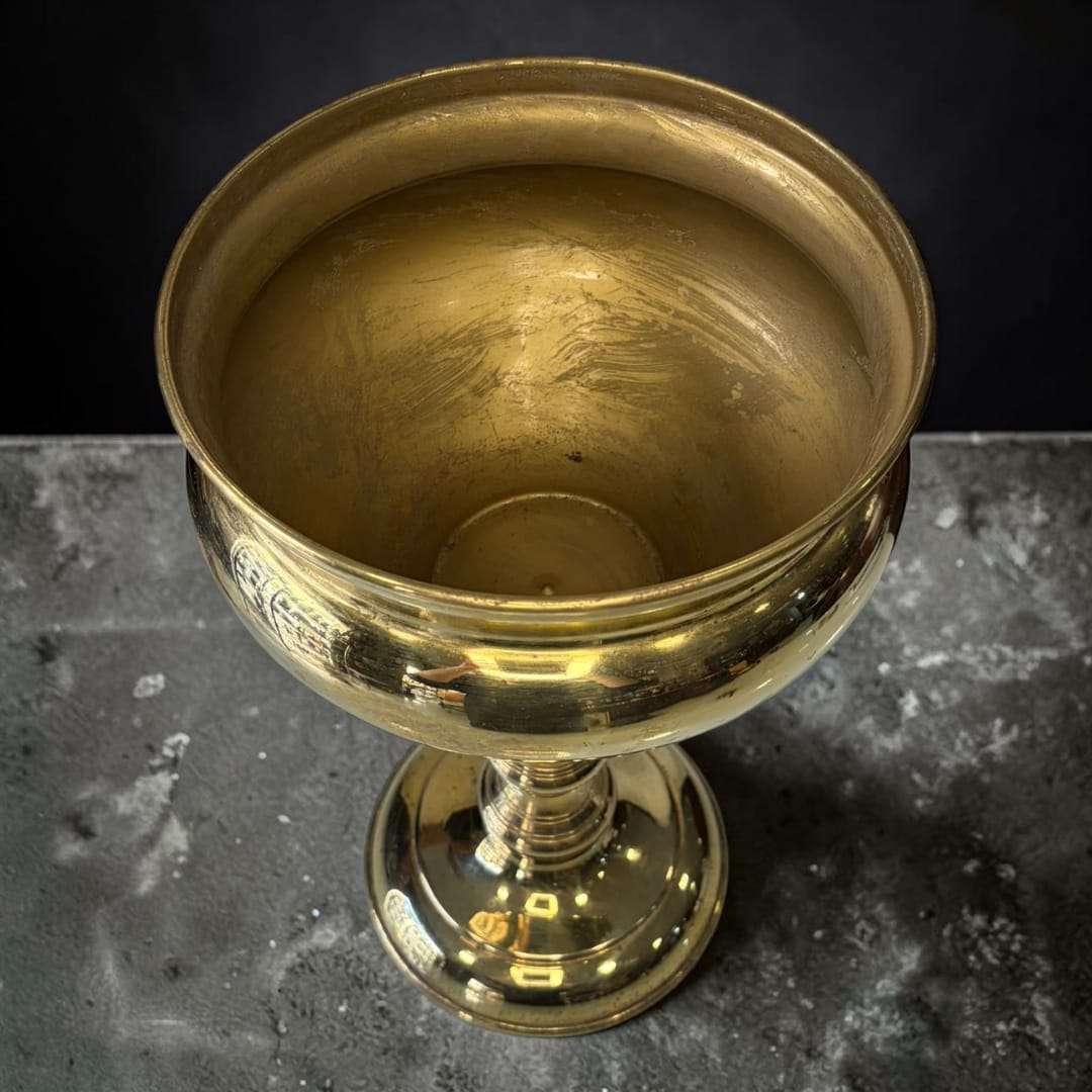 Este Macetero de medio altura en metal dorado es una pieza antigua que combina perfectamente funcionalidad y estética decorativa. 