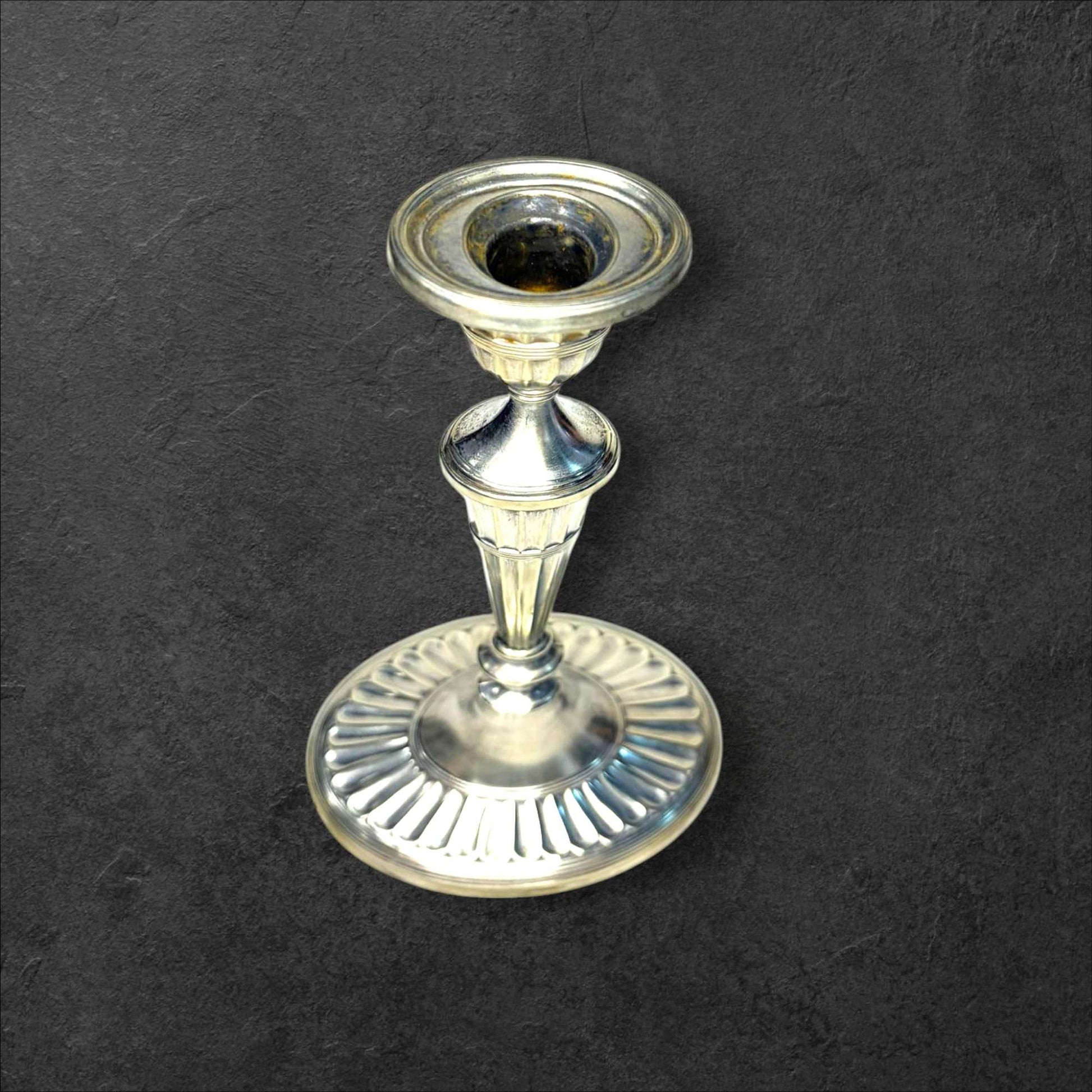 Estos Candeleros de metal plateado destacan por su brillo refinado y su base ornamentada, creando una presencia visual única. 
