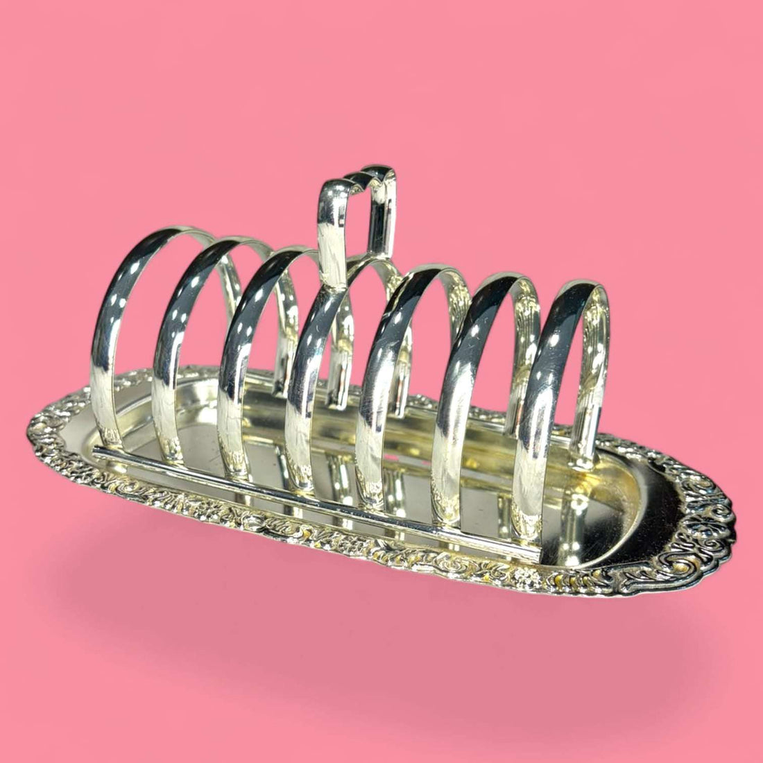 Este Porta Tostadas antiguo de metal plateado es una pieza elegante, funcional y muy decorativa, creada originalmente para presentar rebanadas de pan tostado en la mesa de desayuno o merienda. 