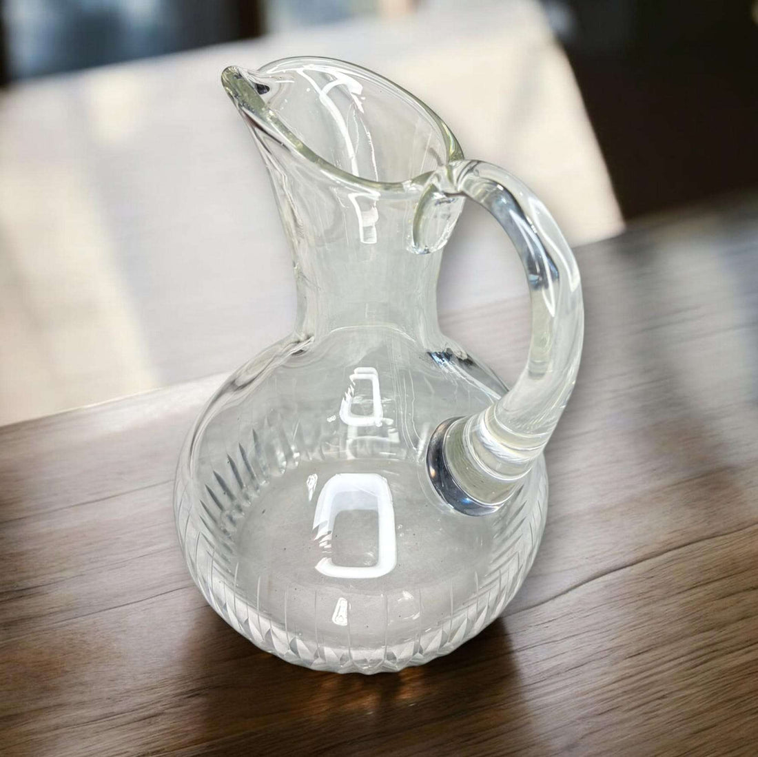 Esta Jarra antigua de cristal es una pieza delicada, luminosa y con gran valor decorativo.