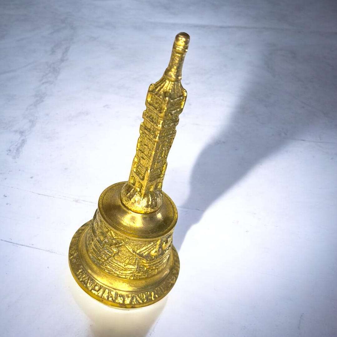 Esta Campana de bronce es una pieza antigua que destaca tanto por su valor decorativo como por su significado simbólico.