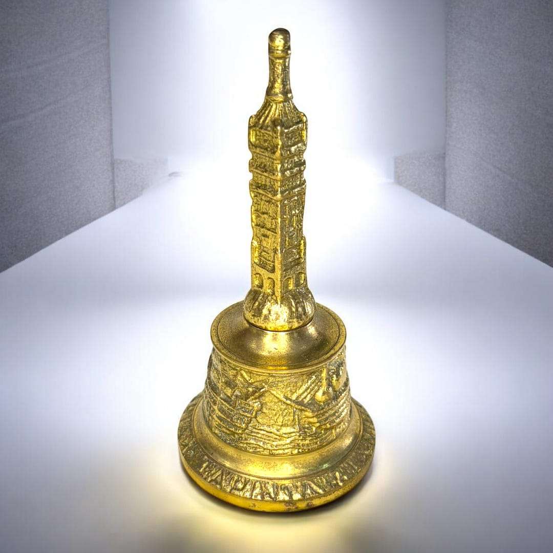 
Su función original era emitir sonido como aviso o señal, pero hoy en día esta Campana también se utiliza como elemento decorativo, aportando personalidad, cultura y un aire clásico a cualquier espacio. O seu som é harmonioso e a