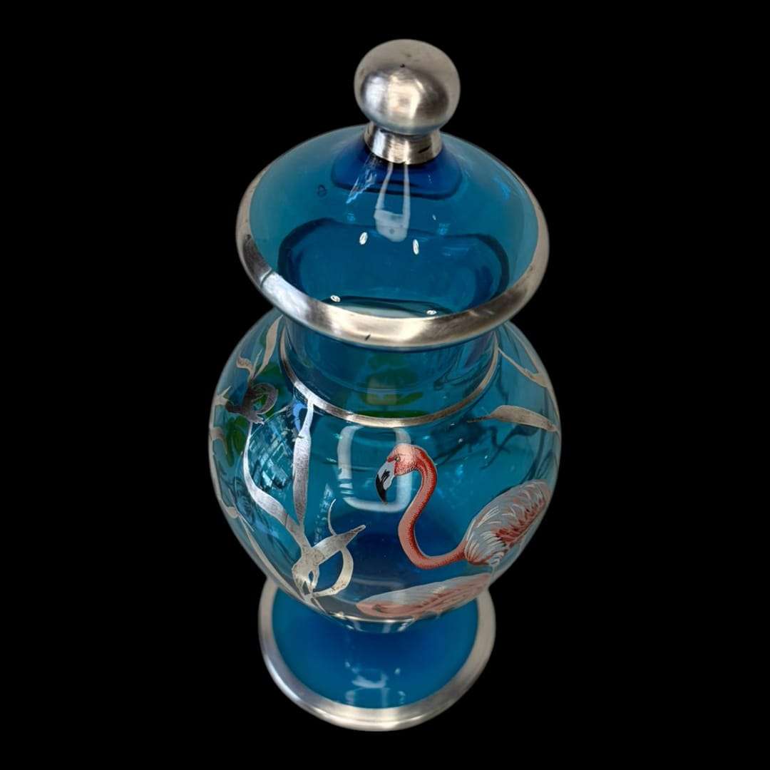 Su diseño con tapa lo hace aún más especial, evocando piezas clási