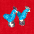 Esta Pareja de gallos antigua de porcelana china es una pieza decorativa llena de fuerza visual, color y personalidad.