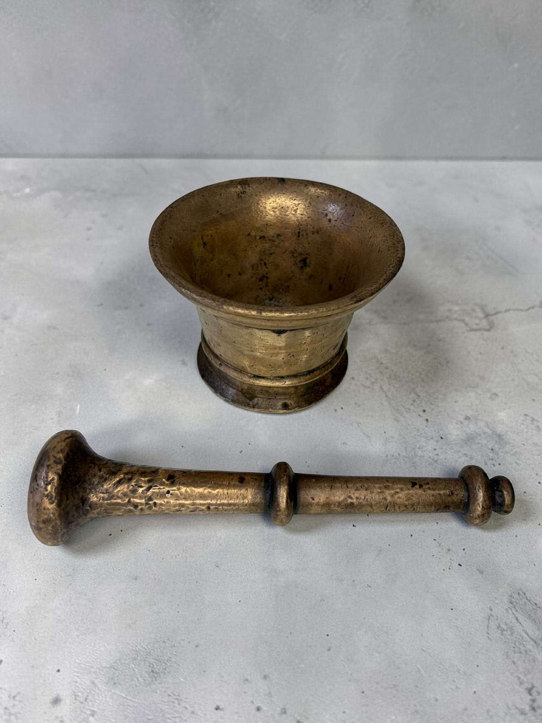 Este Mortero antiguo de bronce es una pieza con fuerza visual, historia y gran valor decorativo. 