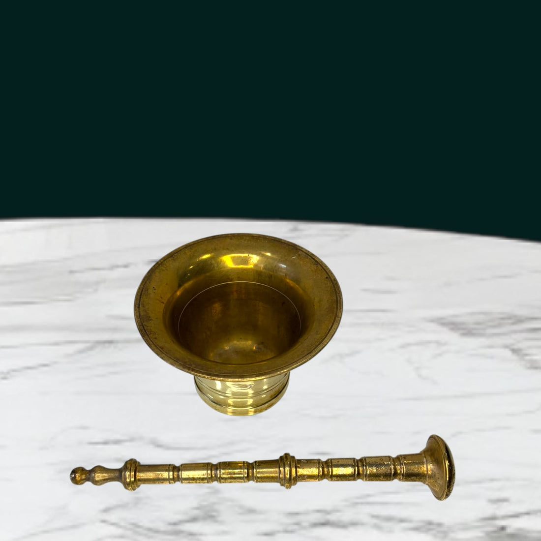 Este Mortero antiguo de bronce es una pieza auténtica, decorativa y con gran valor funcional. 