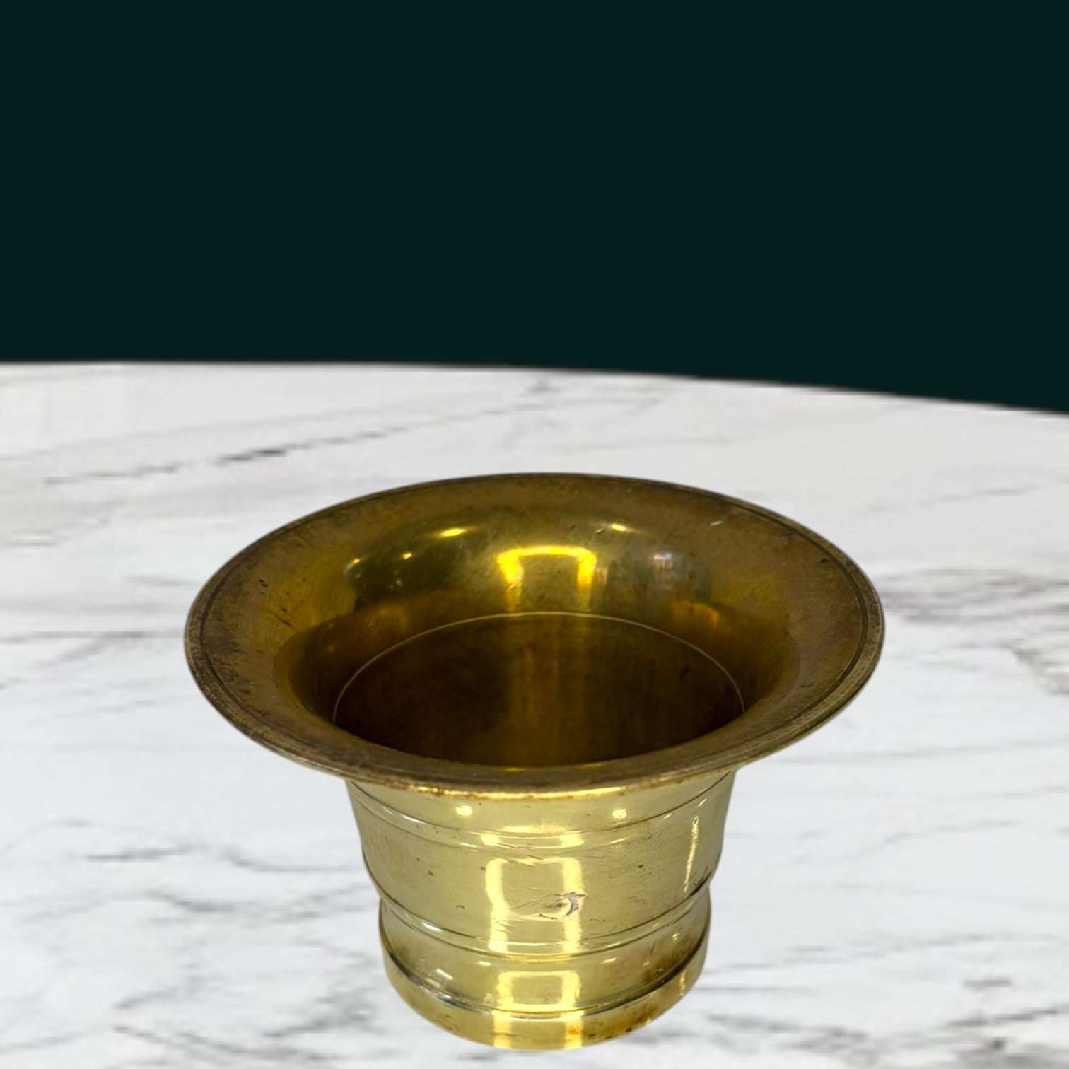 
Su tono dorado, su forma sobria y su maja torneada aportan presencia y carácter. Uma peça antiga com valor decorativo, perfecta para compradore