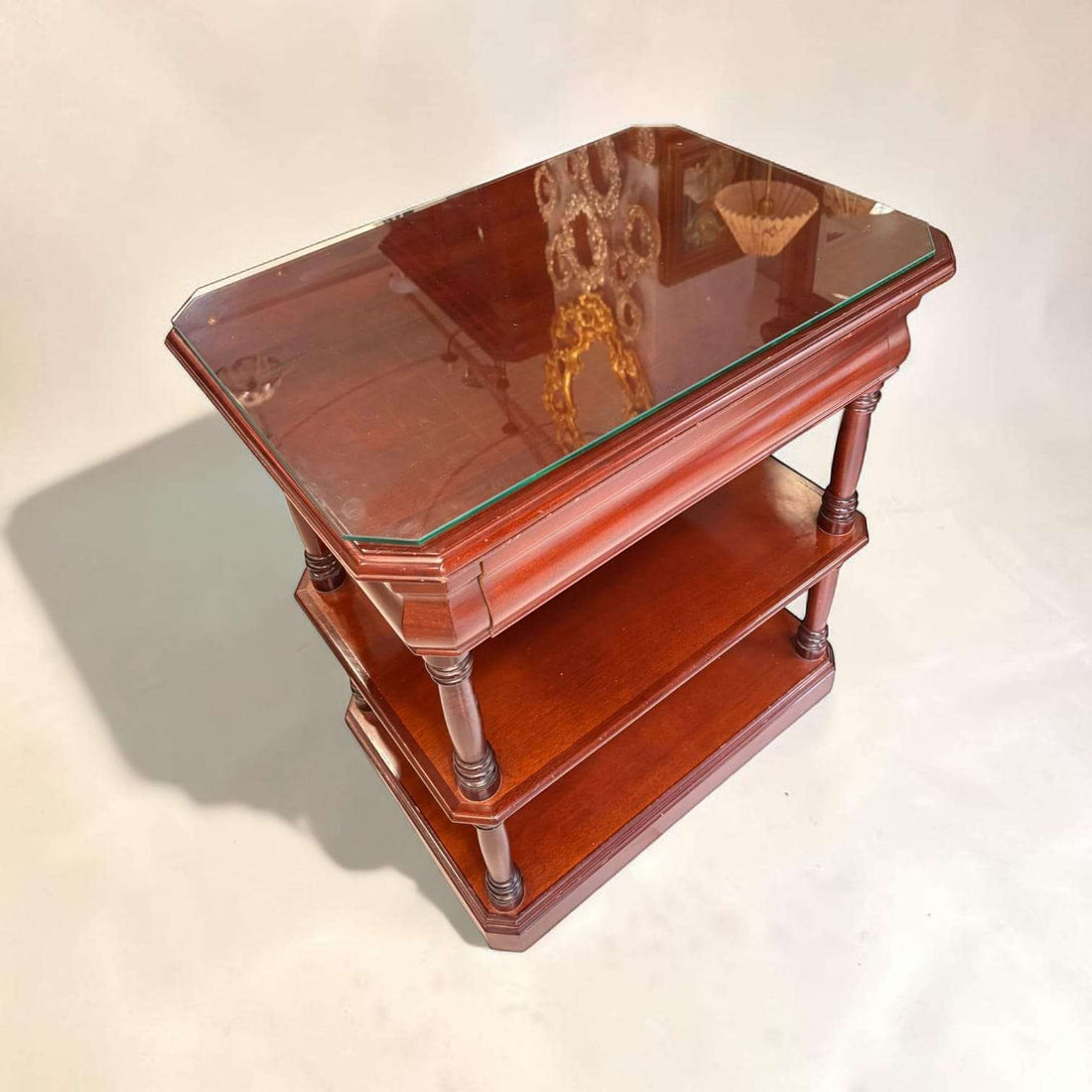 Esta Mesa TV de caoba es mucho más que un simple mueble funcional: es una pieza con carácter, diseñada para aportar elegancia y orden a cualquier espacio. 