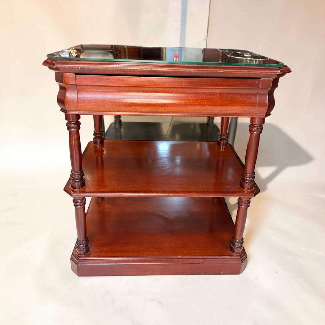 Esta Mesa TV de caoba es mucho más que un simple mueble funcional: es una pieza con carácter, diseñada para aportar elegancia y orden a cualquier espacio. 