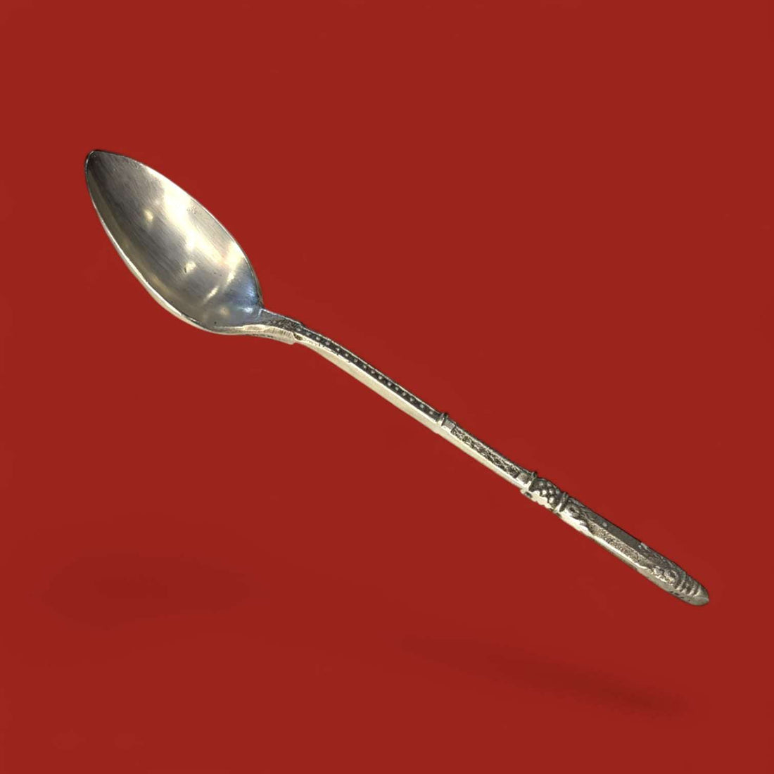 Este juego de Cucharas antiguas de metal plateado está formado por 15 piezas de gran encanto, posiblemente pertenecientes a una cubertería antigua. 