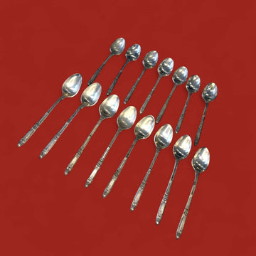 Este juego de Cucharas antiguas de metal plateado está formado por 15 piezas de gran encanto, posiblemente pertenecientes a una cubertería antigua. 