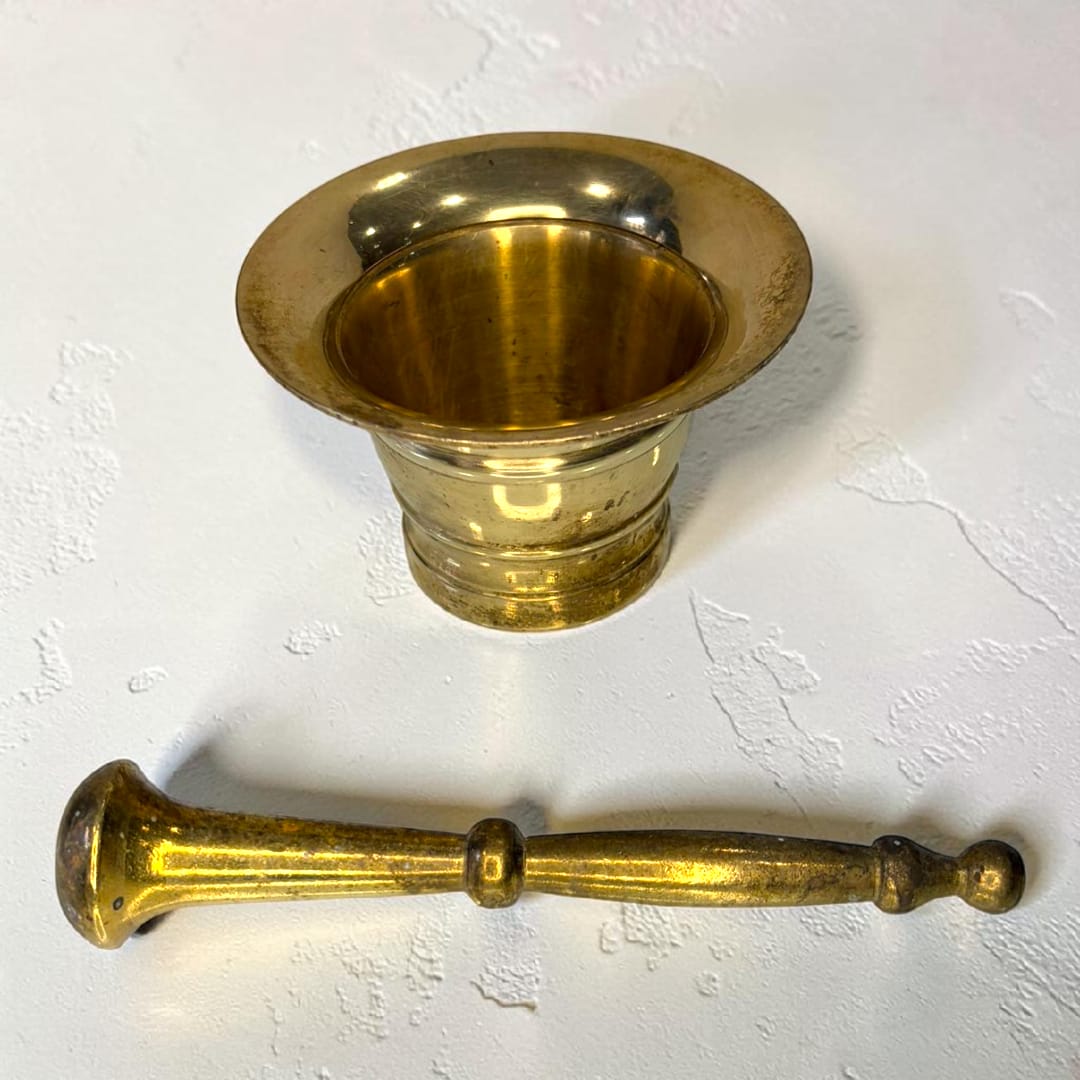 Este Mortero antiguo de bronce destaca por su estructura sólida y su diseño armonioso. 