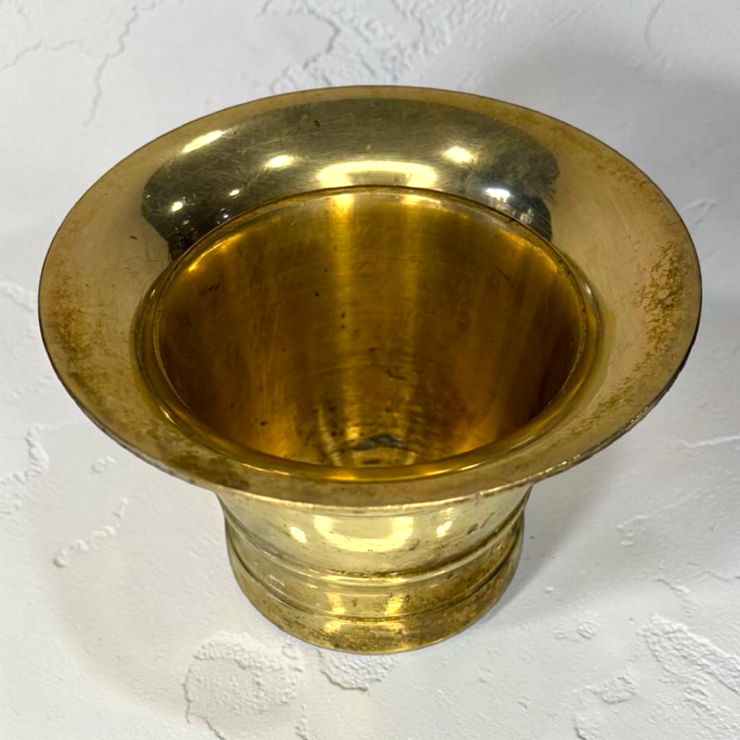 La maja, de mayor longitud, presenta una forma estilizada con remates redondeados que facilitan el agarre y aportan un toque clásico muy atractivo. 