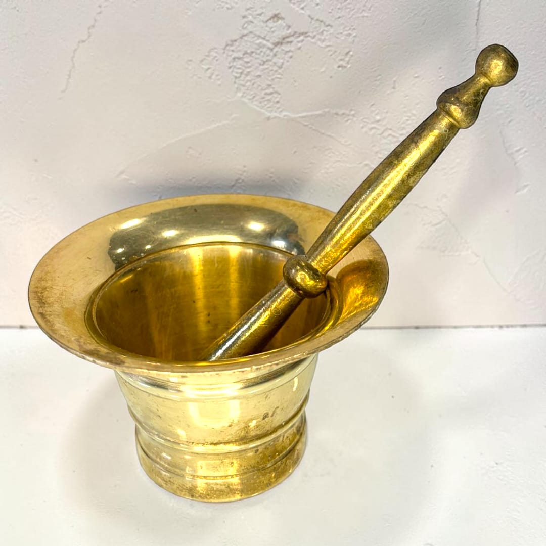 Este Mortero antiguo de bronce destaca por su estructura sólida y su diseño armonioso. 