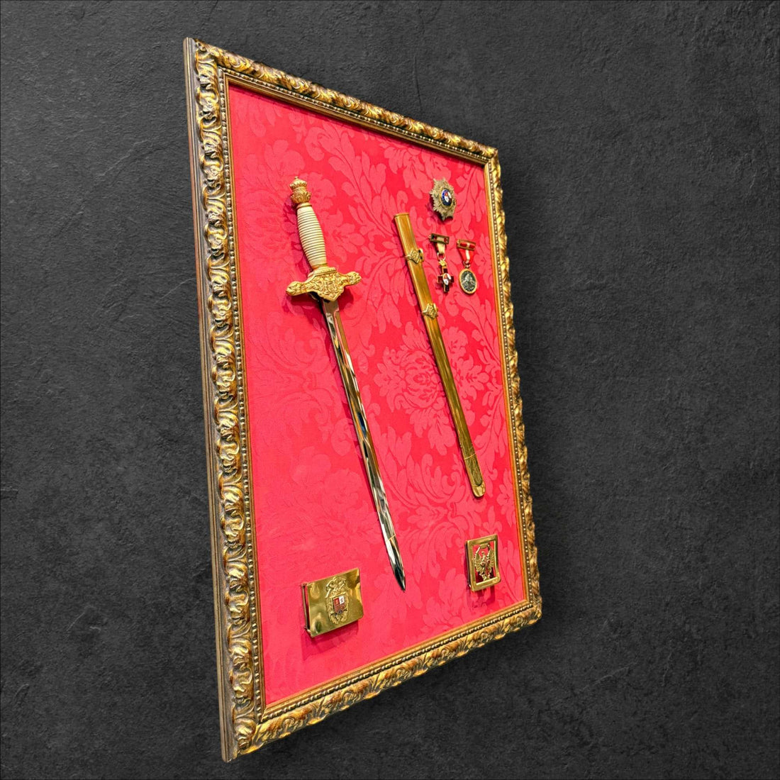 Este Expositorio militar antiguo es una pieza de gran presencia visual, creada para conservar y mostrar recuerdos vinculados al servicio militar. 