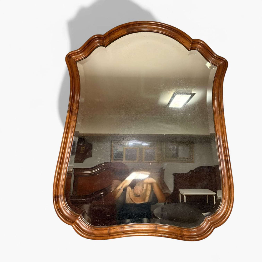 Este elegante Espejo de caoba destaca por su silueta ondulada y su estética clásica, una pieza con personalidad propia que transforma cualquier espacio en un ambiente sofisticado y con historia.