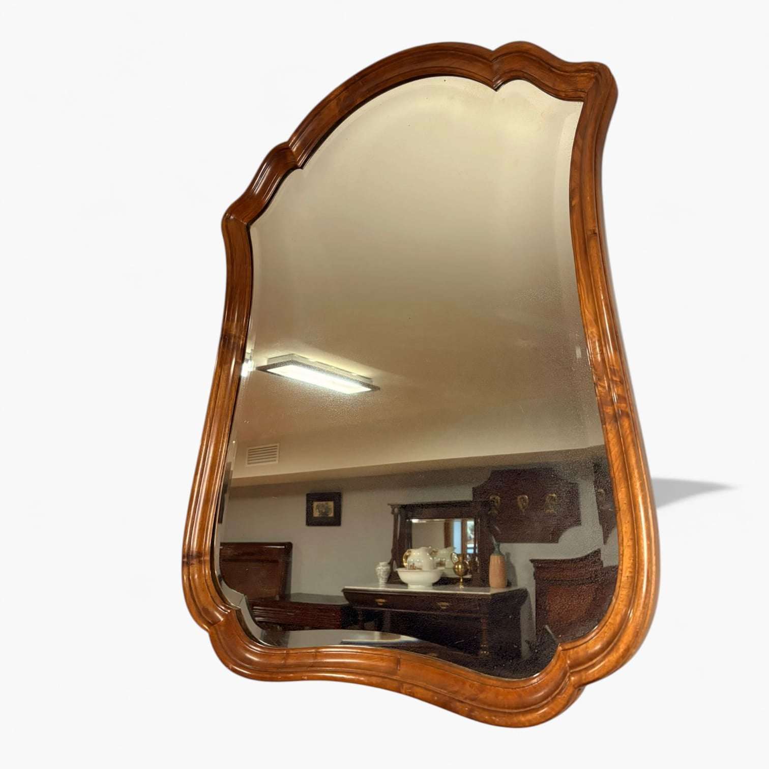 
A diferencia de los espejos rectos, este Espejo presenta un contorno curvo de inspiración clásica que aporta dinamismo visual, convirtiéndolo en un elemento decorativo protagonista en salones, dormitorios o recibidores.