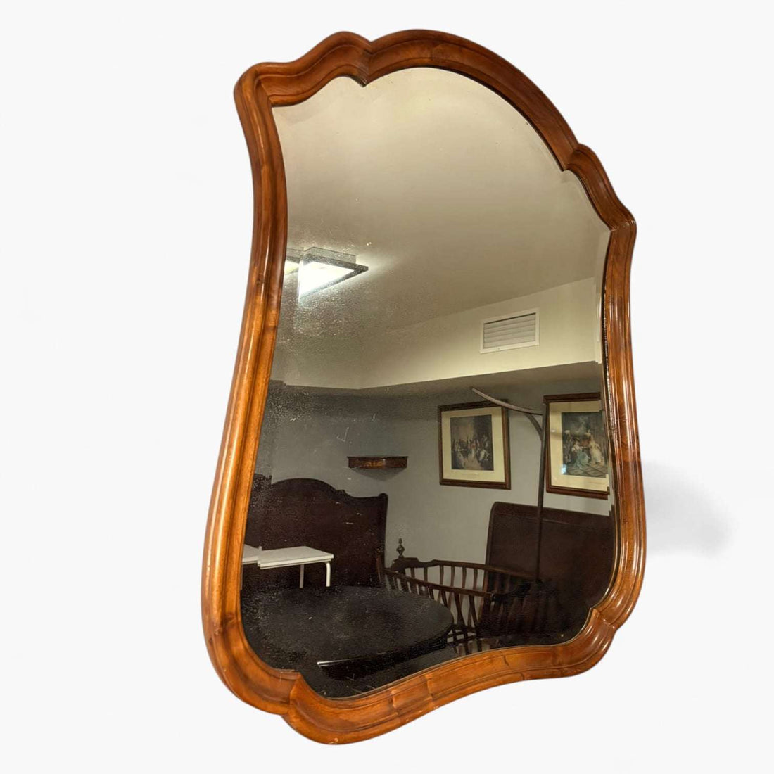 Este elegante Espejo de caoba destaca por su silueta ondulada y su estética clásica, una pieza con personalidad propia que transforma cualquier espacio en un ambiente sofisticado y con historia.