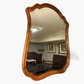 Este elegante Espejo de caoba destaca por su silueta ondulada y su estética clásica, una pieza con personalidad propia que transforma cualquier espacio en un ambiente sofisticado y con historia.